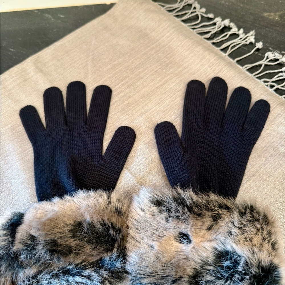 Black Knit Gloves with Faux Fur Trim
